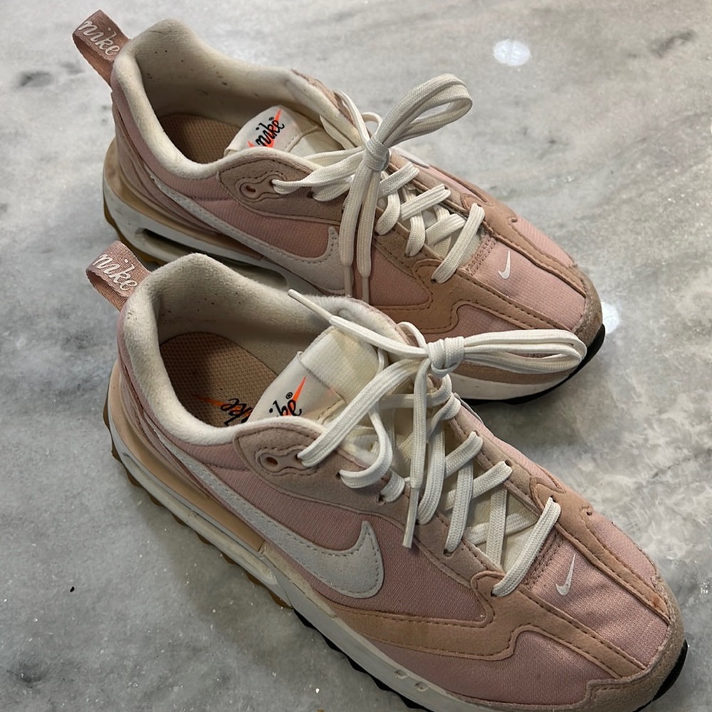 Nike Woman size 5 Air Max Dawn
